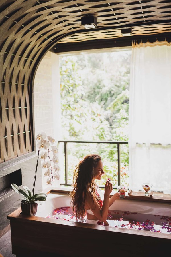 Les caractéristiques des salles de bains de luxe : confort et esthétique